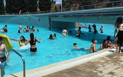 Els primers banyistes a la Bassa, aquest divendres | Pau Duran